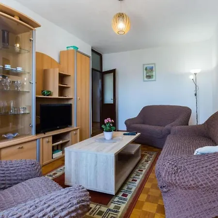 Stylish Two Bedroom Retreat With Balcony In Two Bedrooms Apartman *