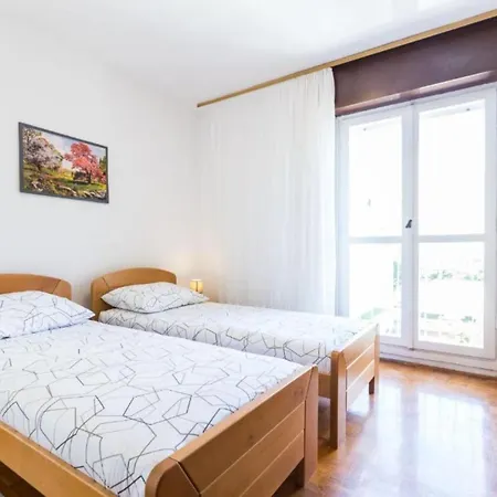 Stylish Two Bedroom Retreat With Balcony In Two Bedrooms Apartman *