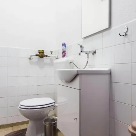Apartman Stylish Two Bedroom Retreat With Balcony In Two Bedrooms *