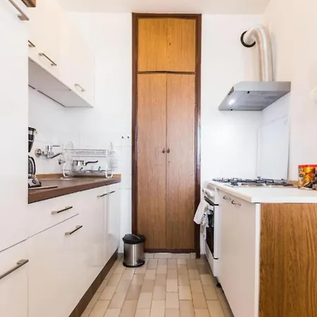Apartman Stylish Two Bedroom Retreat With Balcony In Two Bedrooms Zadar