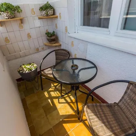 Stylish Two Bedroom Retreat With Balcony In Two Bedrooms *
