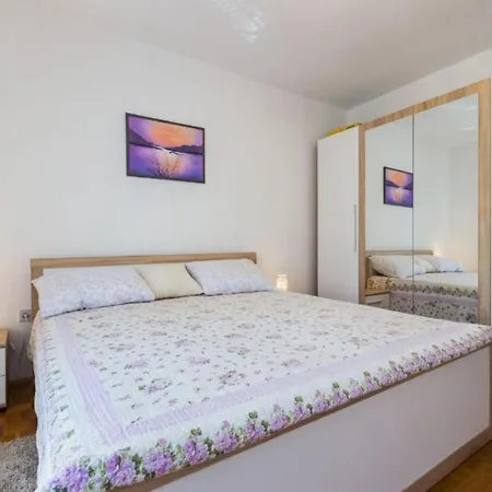 Apartman Stylish Two Bedroom Retreat With Balcony In Two Bedrooms