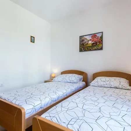 Stylish Two Bedroom Retreat With Balcony In Two Bedrooms Apartman *