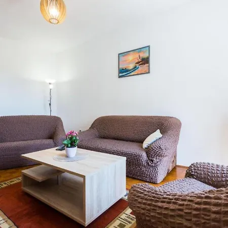 Apartman Stylish Two Bedroom Retreat With Balcony In Two Bedrooms *