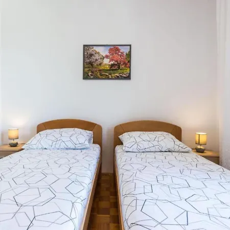Apartman Stylish Two Bedroom Retreat With Balcony In Two Bedrooms Zadar
