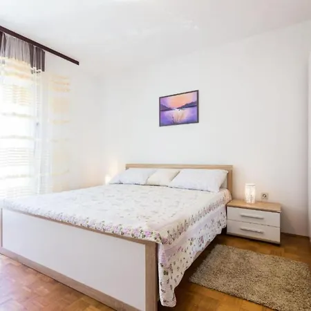 Stylish Two Bedroom Retreat With Balcony In Two Bedrooms *