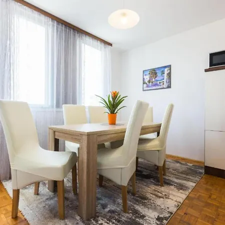 Stylish Two Bedroom Retreat With Balcony In Two Bedrooms Zadar