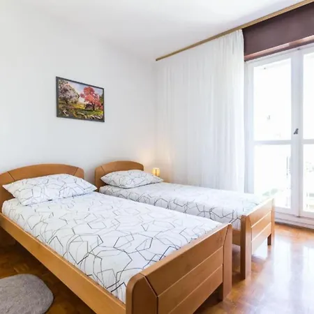 Stylish Two Bedroom Retreat With Balcony In Two Bedrooms Apartman