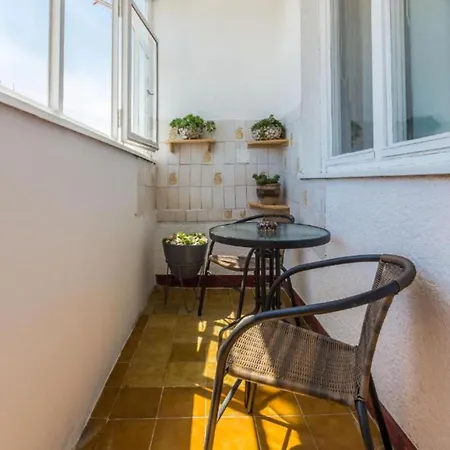 Apartman Stylish Two Bedroom Retreat With Balcony In Two Bedrooms Zadar