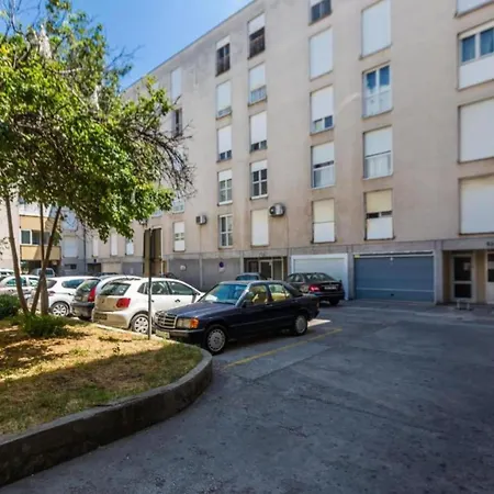 Stylish Two Bedroom Retreat With Balcony In Two Bedrooms *
