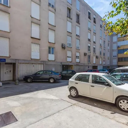 Stylish Two Bedroom Retreat With Balcony In Two Bedrooms Apartman