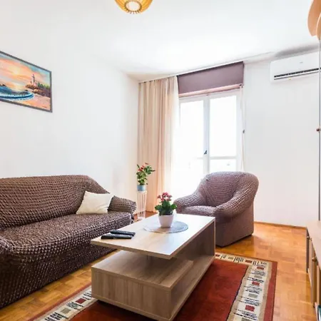 Stylish Two Bedroom Retreat With Balcony In Two Bedrooms Apartman