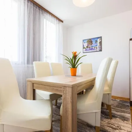Apartman Stylish Two Bedroom Retreat With Balcony In Two Bedrooms