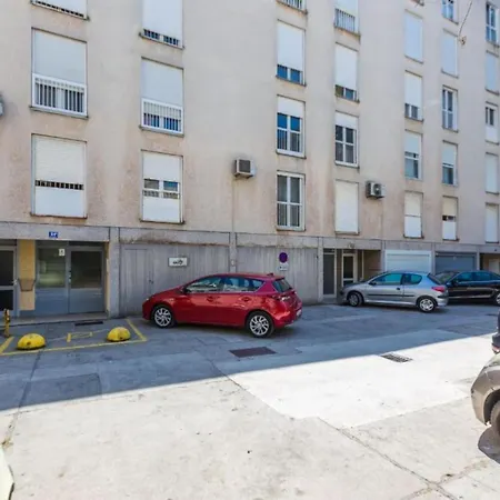 Apartman Stylish Two Bedroom Retreat With Balcony In Two Bedrooms